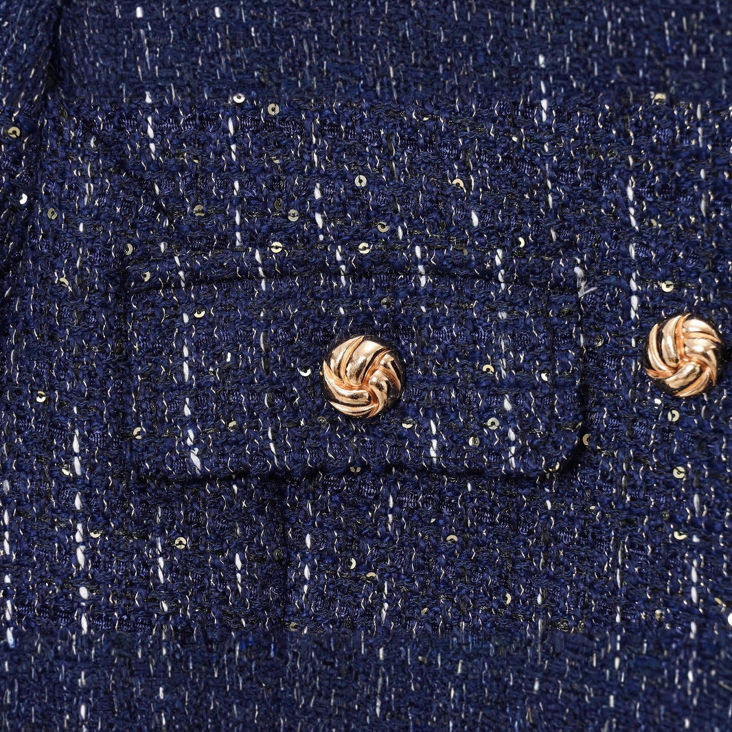 Elegant tweed jacket for women with button details and tailored fit Chic und Stil