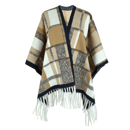 Elegant poncho for women with modern check pattern and fringes Chic and Style