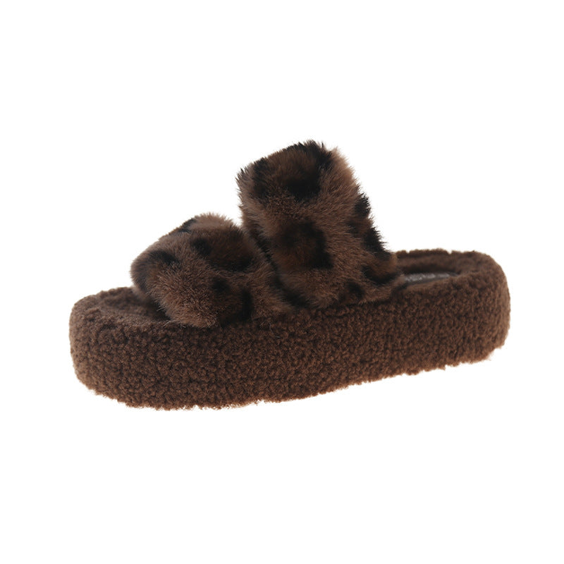 Chaussures d'intérieur pour femmes avec dessus en peluche douillet et accents élégants de léopard Chic und Stil