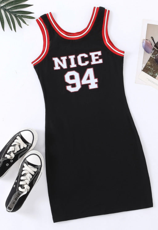 Robe sportive pour femmes de style basketball avec inscription brodée Chic und Stil
