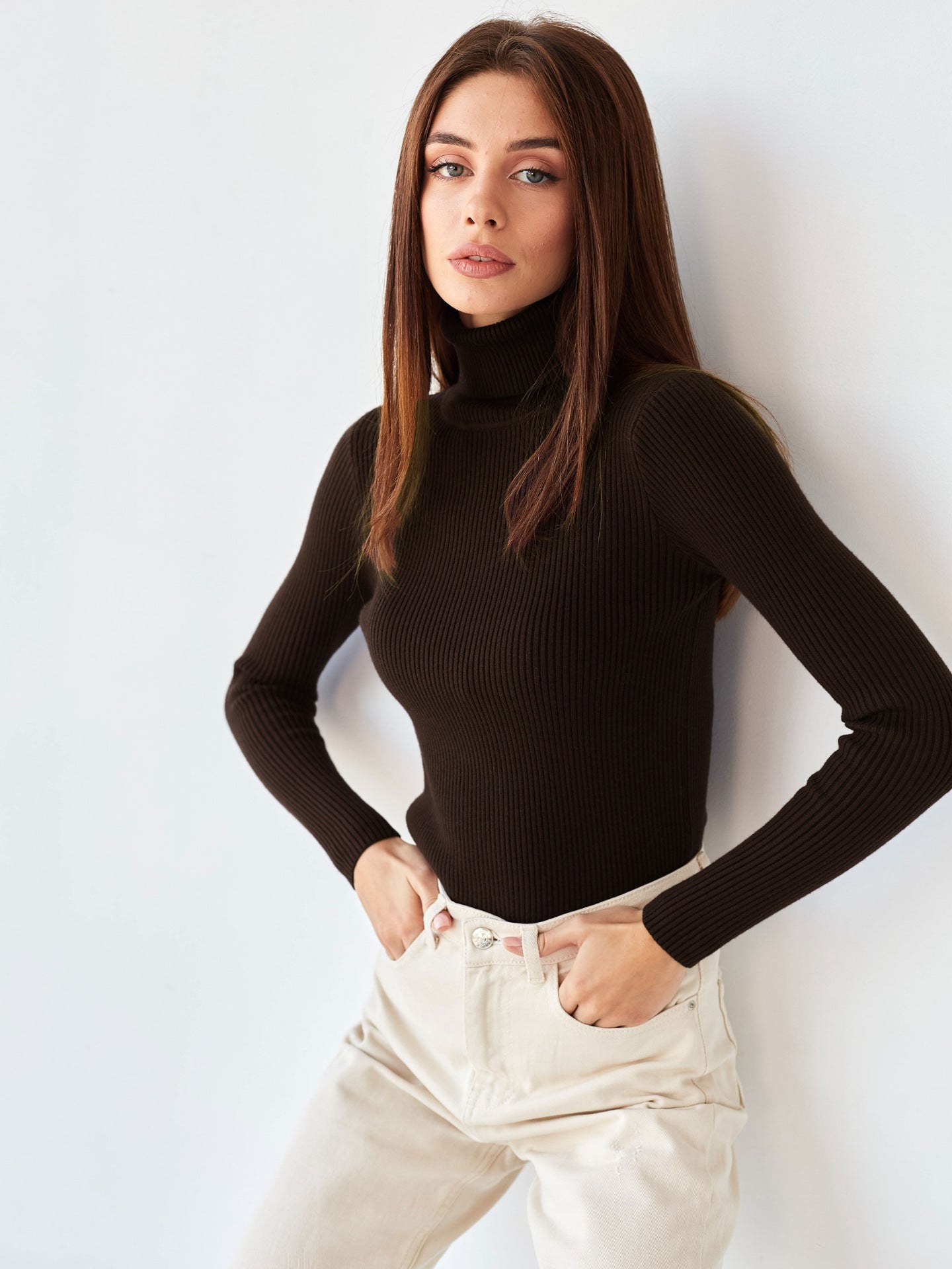 Pull-over à col roulé pour dames avec un design côtelé et une coupe décontractée Chic und Stil