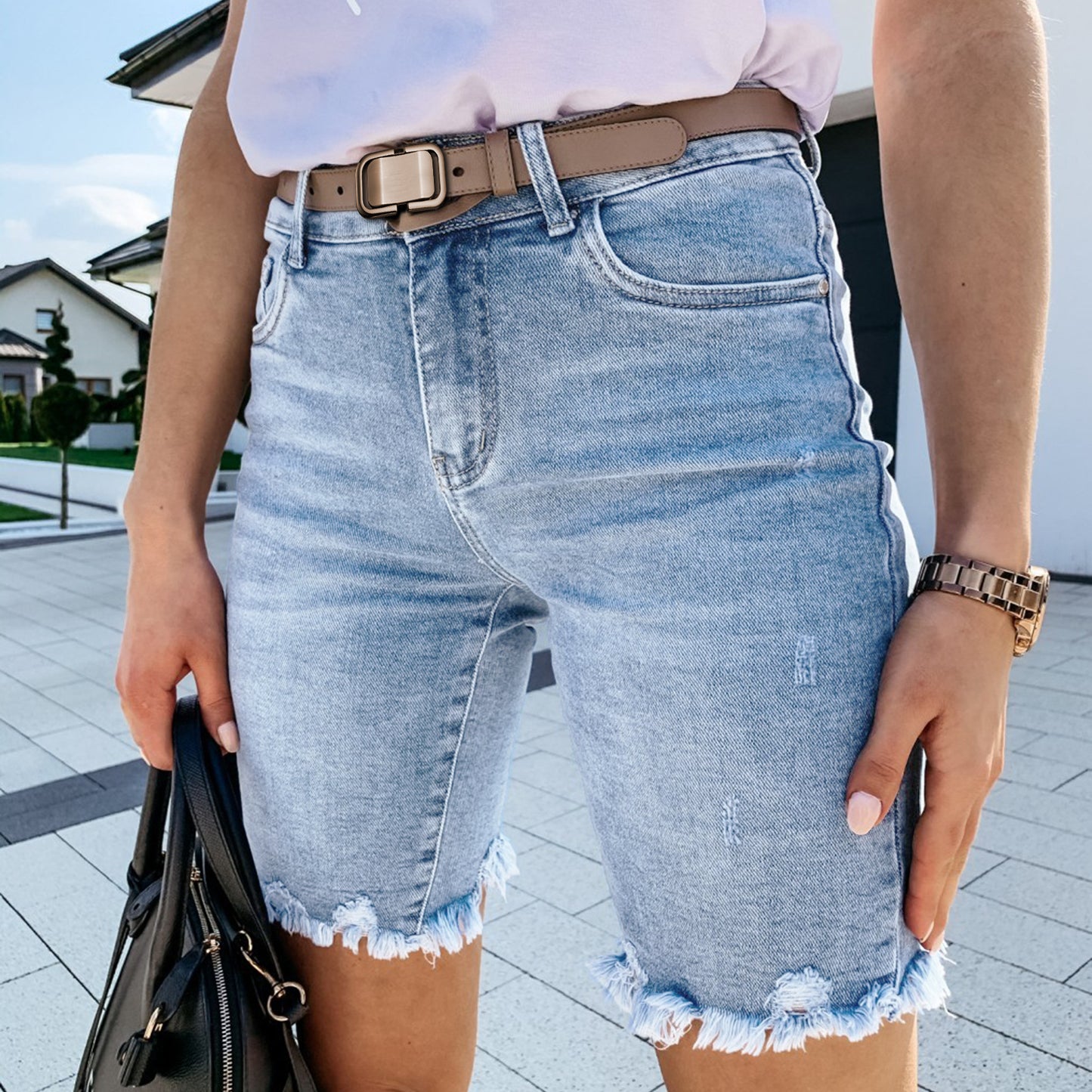 Women's Destroyed Denim Shorts with Frayed Edges and Side Stripe Chic und Stil