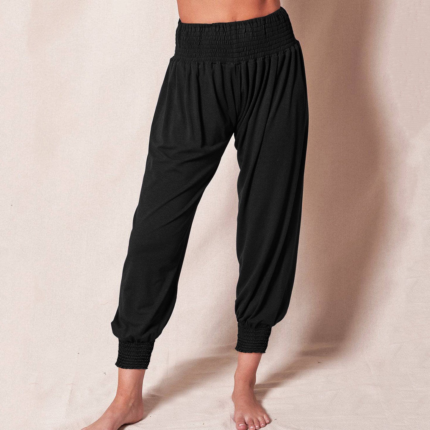 Casual harem pants for women with elastic waistband and side pockets.