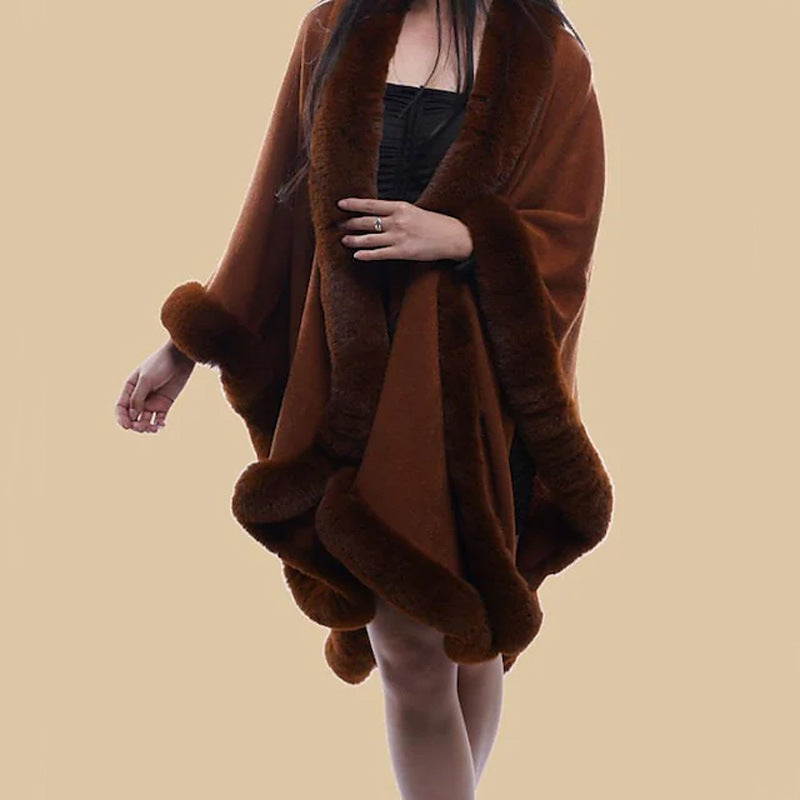 Dames cape en fausse fourrure avec col à capuche volumineux et aspect fourrure élégant Chic und Stil