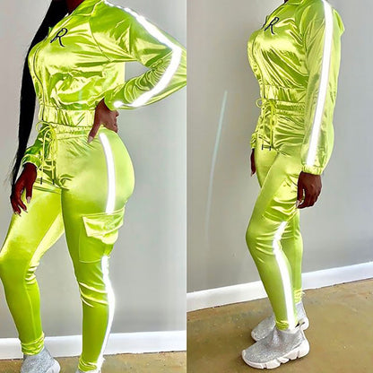 Women's sporty tracksuit set with cropped jacket and jogger pants Chic und Stil