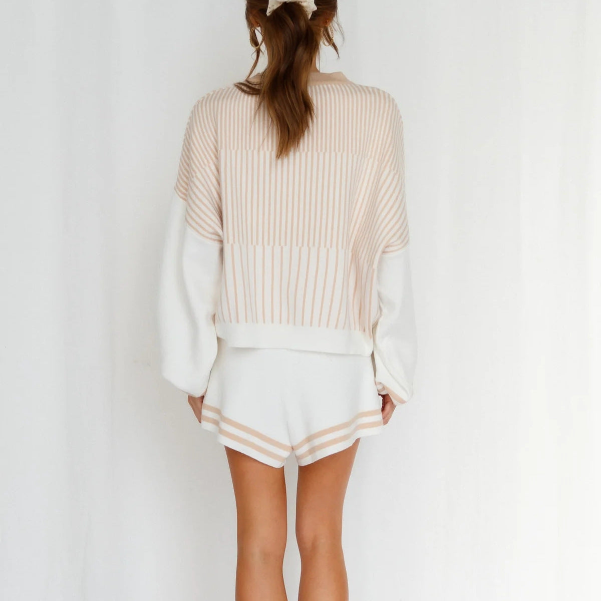 Dames ensemble décontracté à la mode et confortable avec haut rayé et shorts Chic und Stil