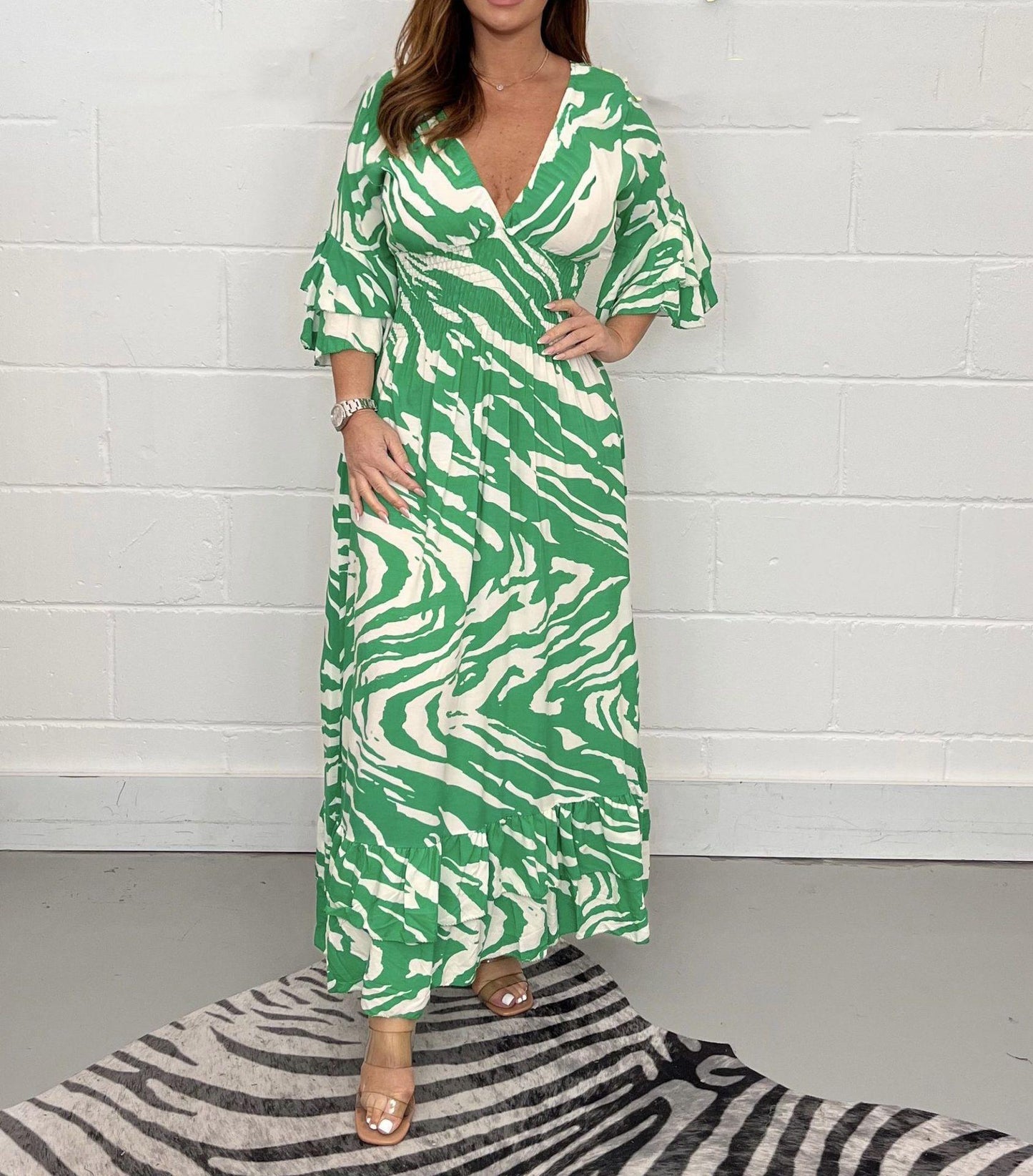 Robe maxi pour femmes avec décolleté en V et basques Chic und Stil