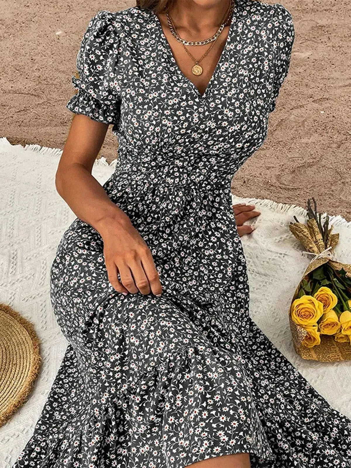 Robe maxi femme avec détail en volants fleuris et décolleté en V Chic und Stil