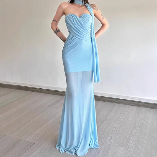 Robe maxi élégante pour femme avec décolleté asymétrique et design sculptant. Chic und Stil