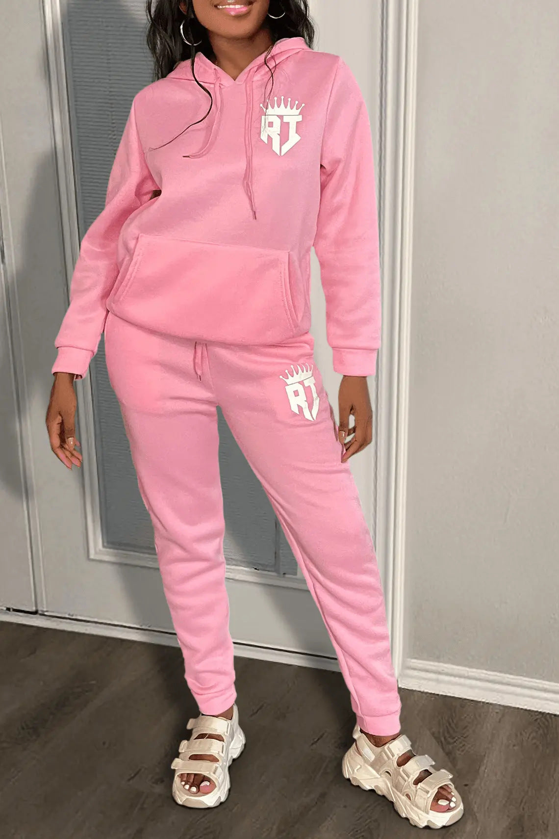 Cozy hoodie and jogger pants set for women with a practical kangaroo pocket design Chic und Stil