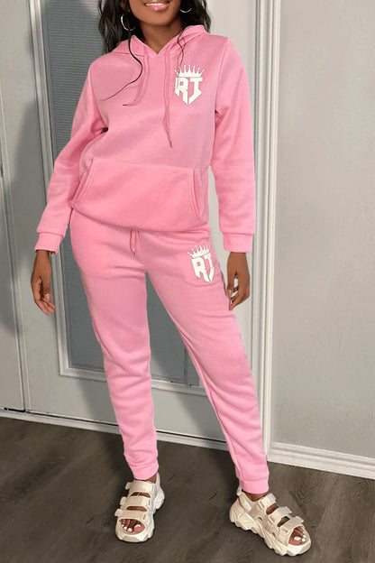 Cozy hoodie and jogger pants set for women with a practical kangaroo pocket design Chic und Stil