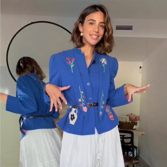Blazer pour femmes avec un design floral brodé et une coupe cintrée Chic und Stil