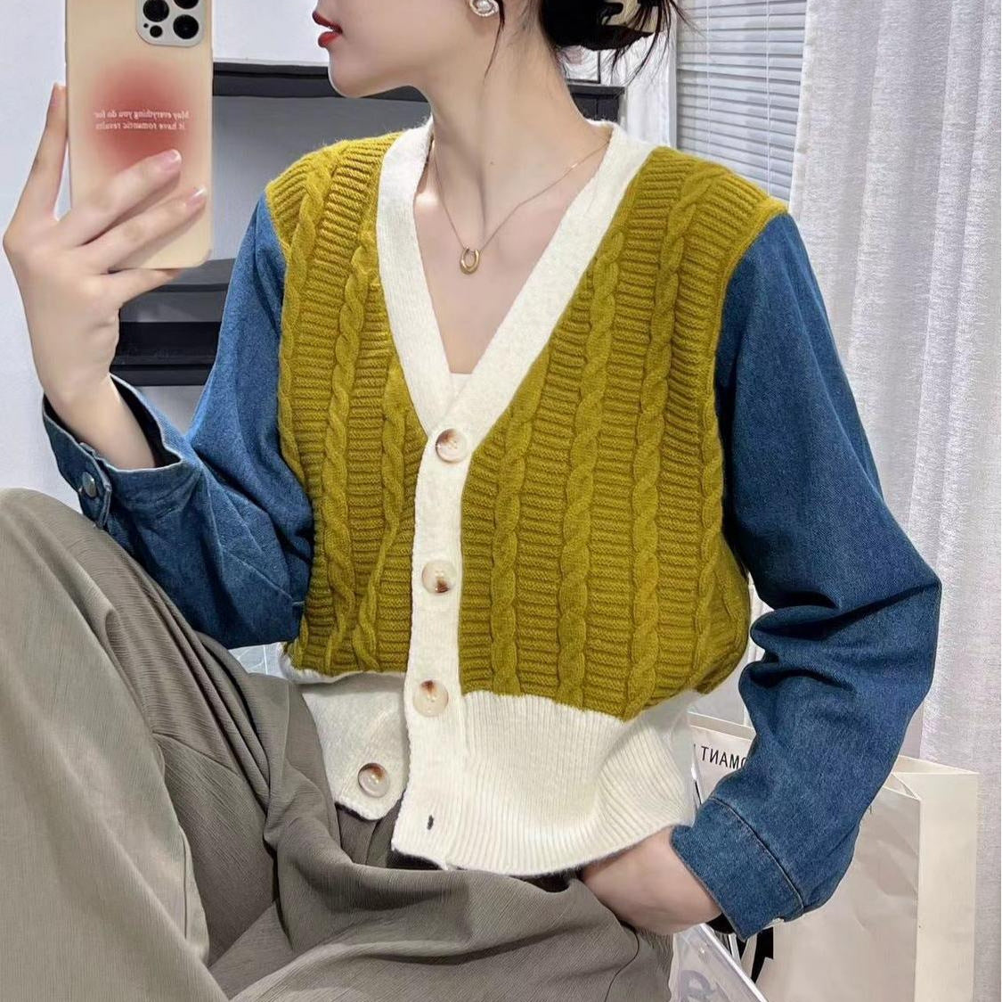 Cardigan tricoté élégant pour femmes avec des manches en denim Chic & Stil