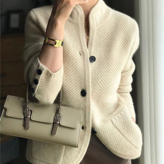 Dames cardigan confortable avec des détails de boutons élégants et de grandes poches Chic und Stil