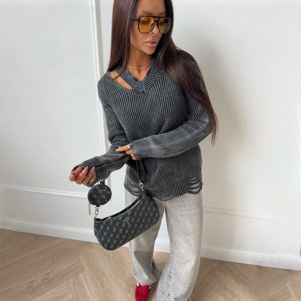 Pull en tricot épais pour femmes avec un décolleté en V tendance et des éléments usés Chic und Stil