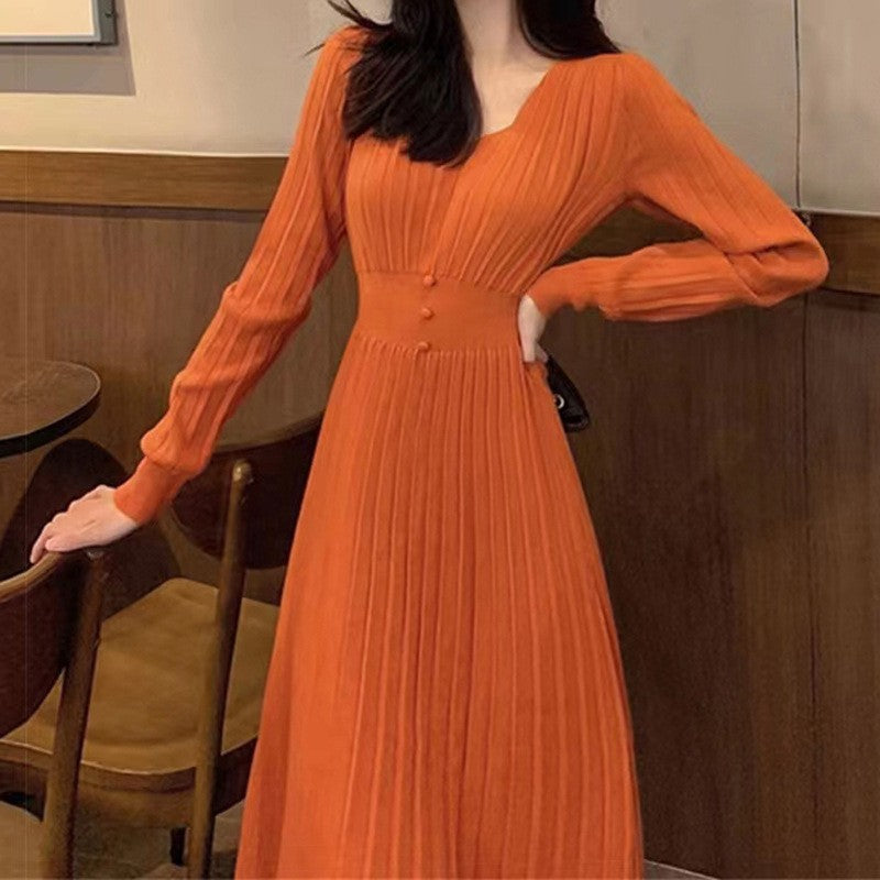 Robe maxi plissée pour dames avec décolleté en V et accentuation élégante de la taille Chic und Stil