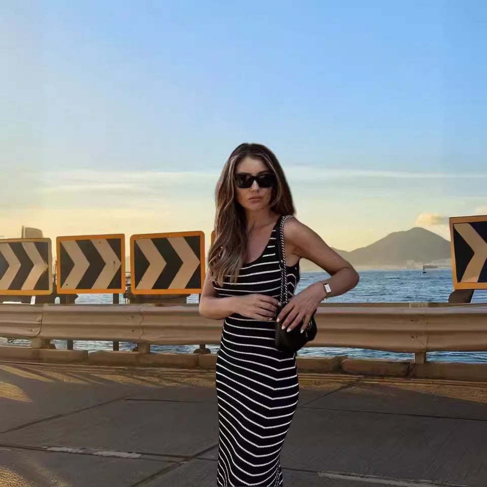 Robe en tricot longue pour femmes avec un motif rayé tendance et un décolleté plongeant Chic und Stil