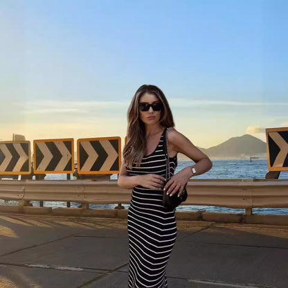 Robe en tricot longue pour femmes avec un motif rayé tendance et un décolleté plongeant Chic und Stil