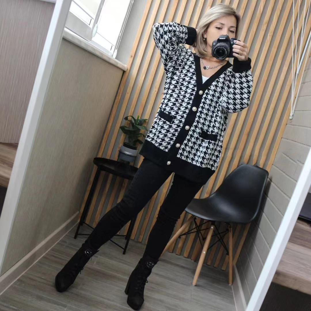 Dames Grand cardigan en tricot à motif pied-de-coq avec boutons en perles Chic und Stil