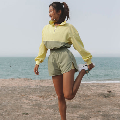 Two-piece women's sports set with short jacket and shorts Chic und Stil