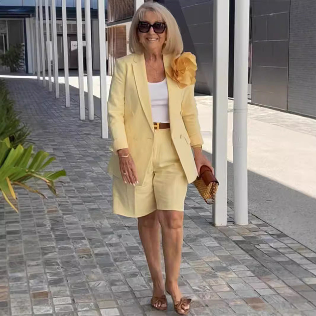 Ensemble blazer-shorts pour femmes à la mode avec double rangée de boutons et coupe élégante Chic und Stil