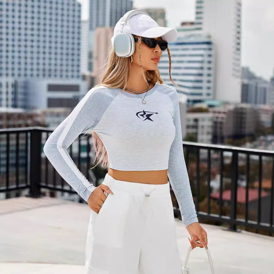 Dames Haut de crop sportif à manches longues et design graphique moderne Chic und Stil