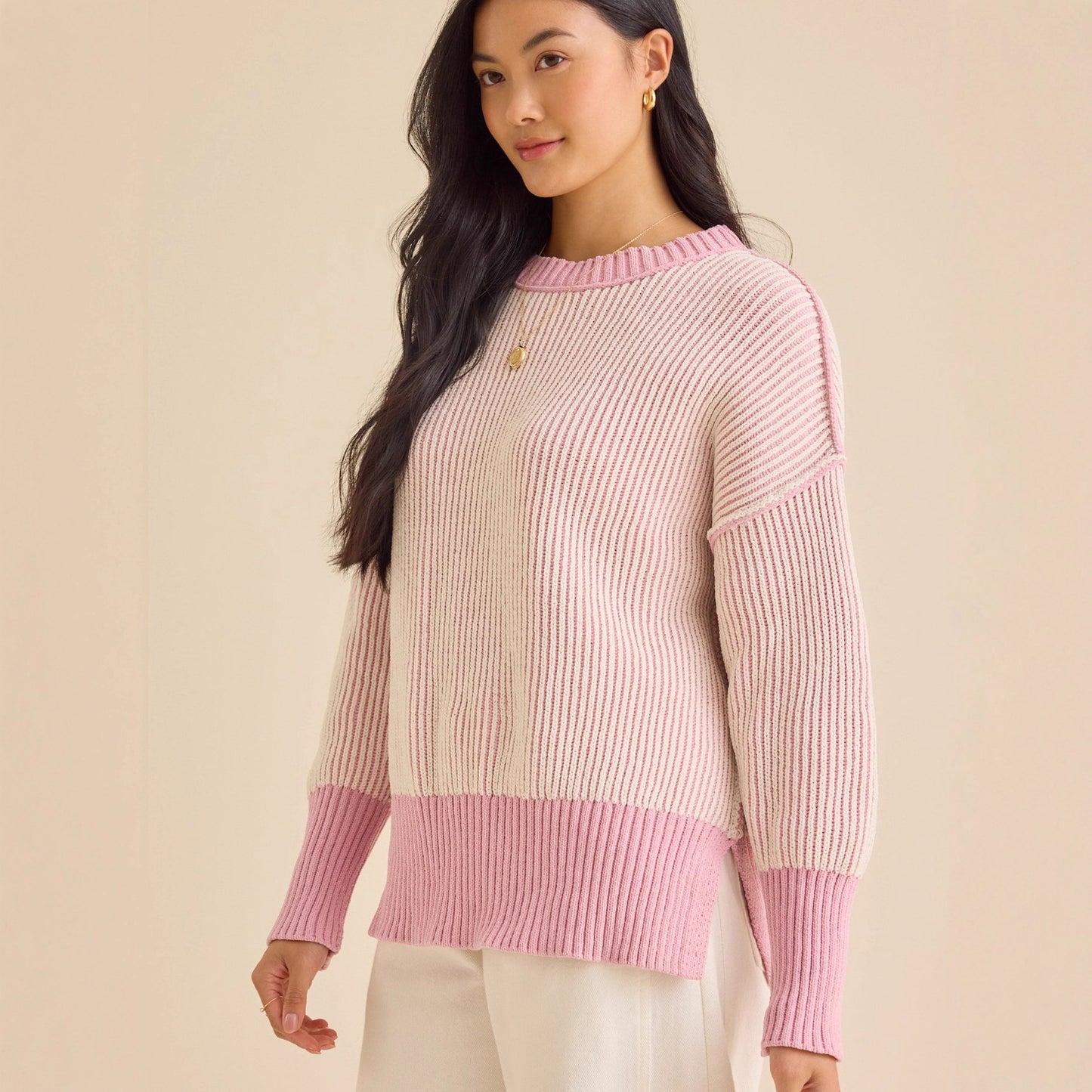 Pull en maille décontracté pour dames avec un motif à côtes moderne et des épaules dénudées Chic und Stil