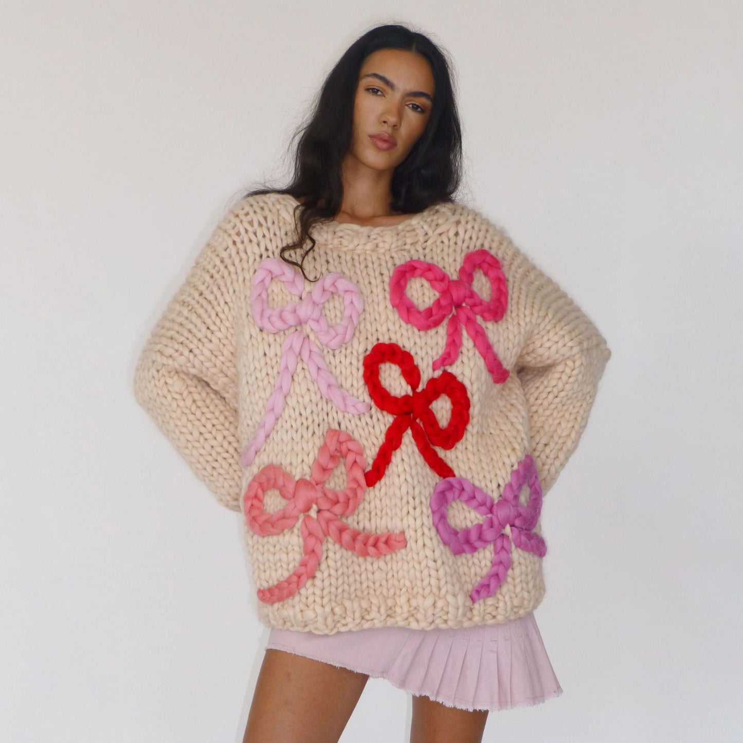 Pull en gros tricot pour femmes avec un design de nœud ludique Chic und Stil