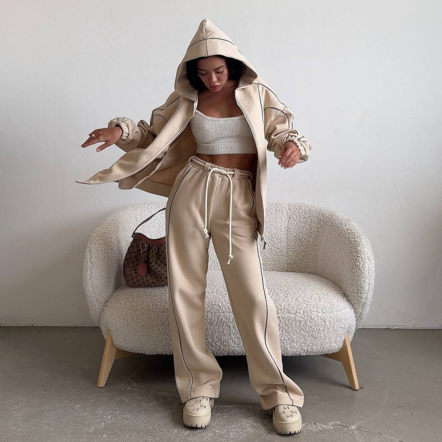 Casual sports set for women with oversized hoodie and chic jogger pants