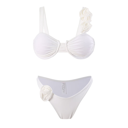 Bikini femme avec des détails de volants à la mode et des appliqués floraux féminins Chic und Stil