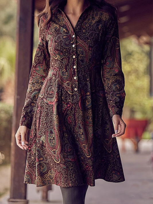 Robe chemise pour femmes avec motif paisley et détails de boutons Chic und Stil
