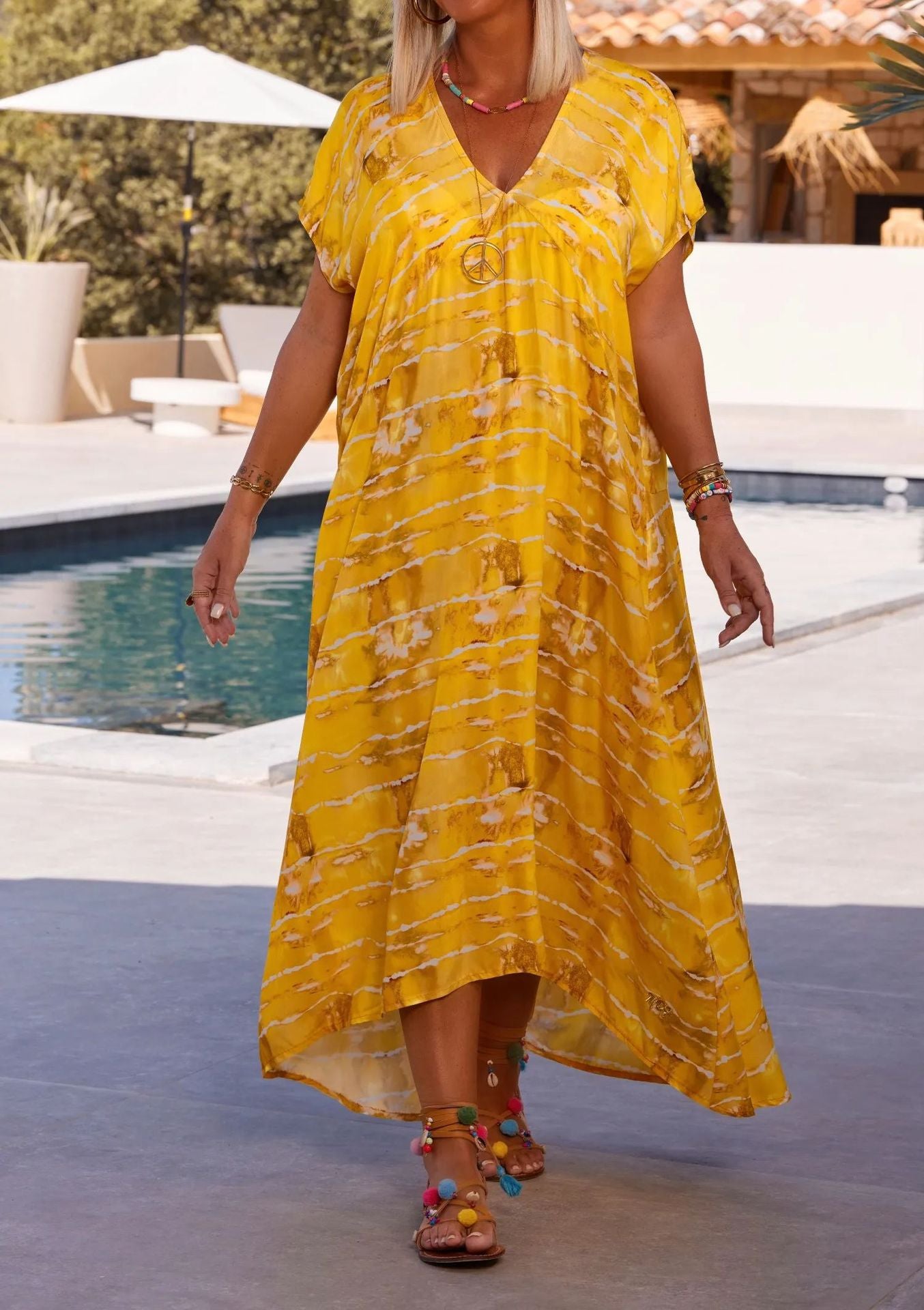 Robe maxi pour femmes avec une coupe magnifique et fluide et un motif ludique Chic und Stil