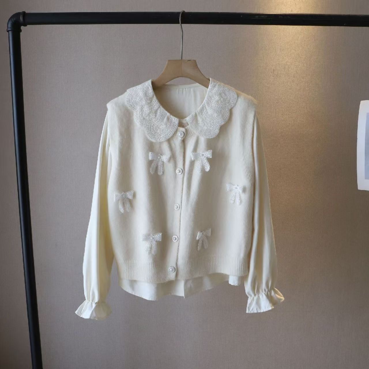 Dames cardigan en tricot ludique avec col enroulé et nœuds décoratifs Chic und Stil