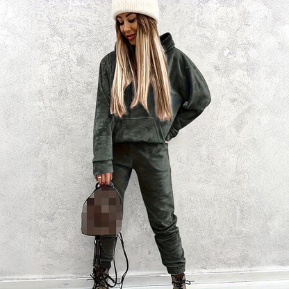 Women's sporty lounge set with hoodie and pants Chic und Stil