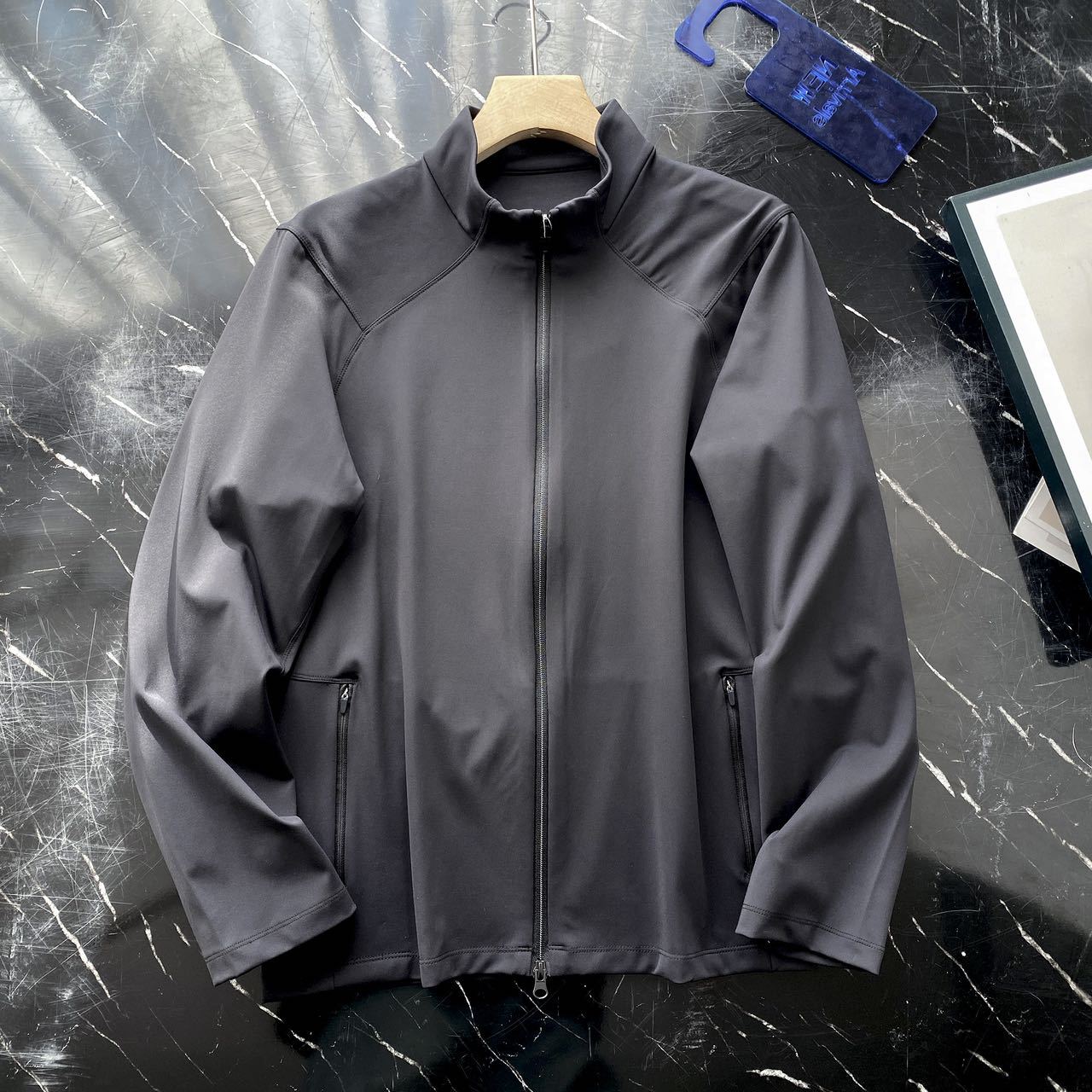 Veste fonctionnelle pour femmes avec col montant et fermeture éclair innovante Chic & Stil