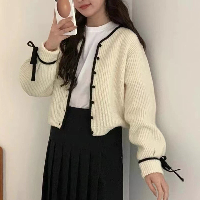 Cardigan pour femmes avec des finitions contrastées aux manches et boutonnière Chic und Stil