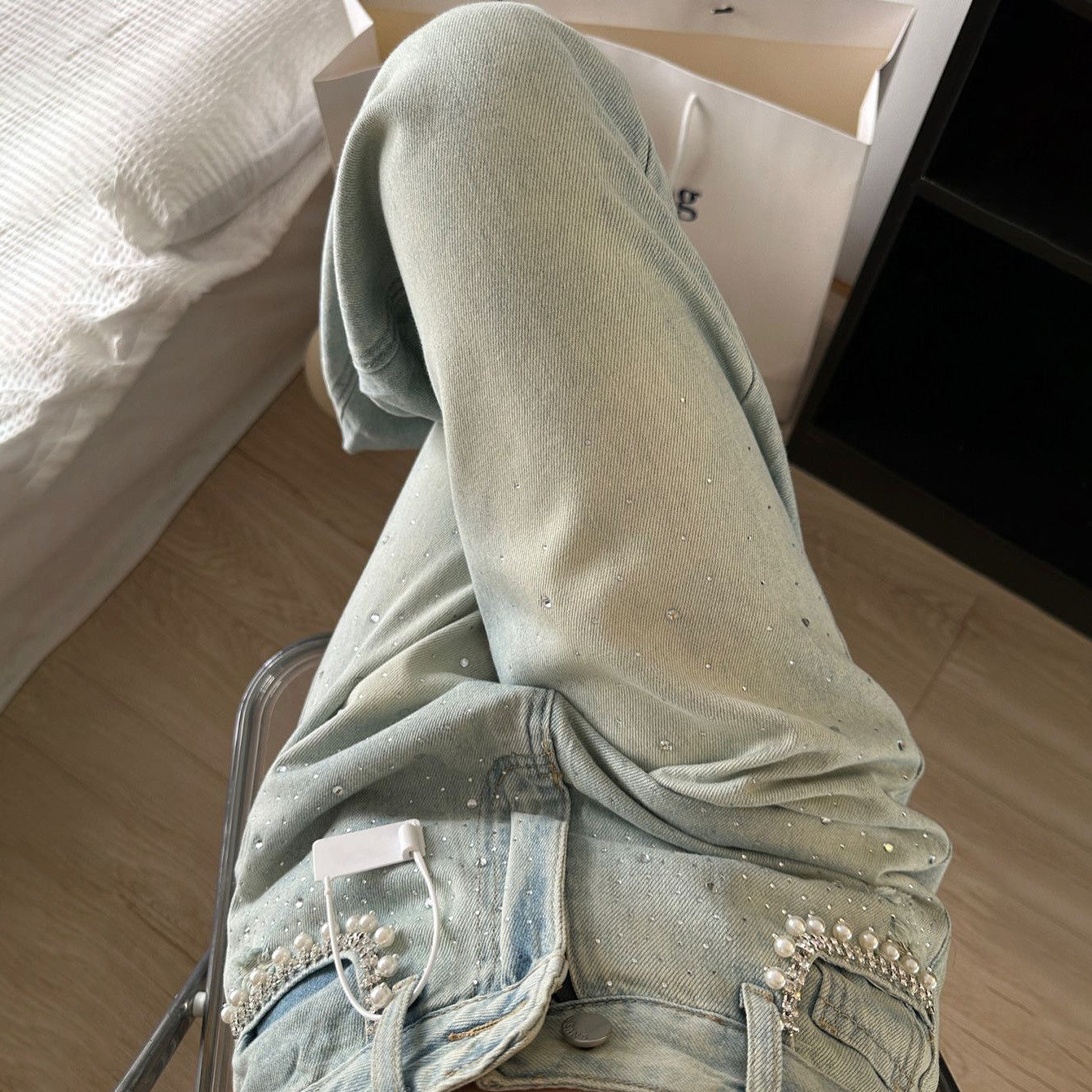 Women's denim pants with elegant pearl embellishments and a trendy cut Chic und Stil