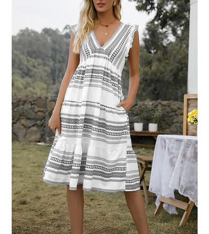 Robe de loisirs pour femmes avec des détails de volants raffinés et un design de ceinture élégant Chic und Stil