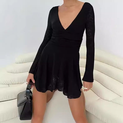 Robe mini coupée de manière ludique pour femmes avec décolleté en V et manches longues Chic und Stil