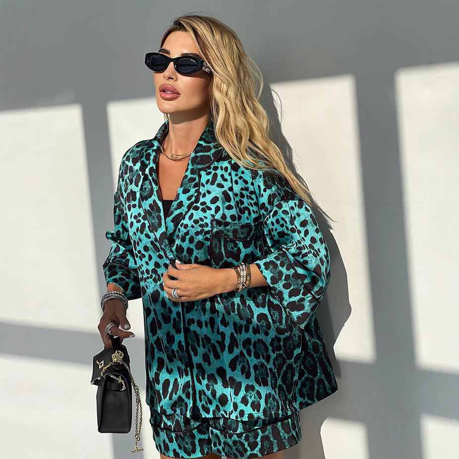 Blouse courte à manches courtes en satin pour femmes avec motif léopard et coupe décontractée Chic und Stil