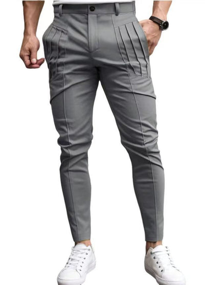 Stylish chino pants for men with modern pleats from Chic und Stil
