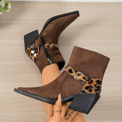 Bottes ankle élégantes pour dames avec un design moderne et des accents métalliques stylés Chic und Stil