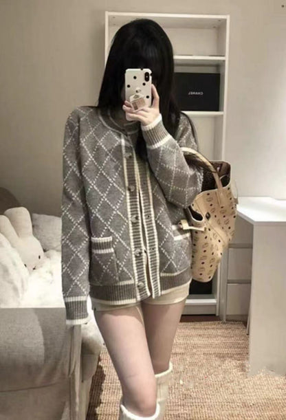 Cardigan en tricot féminin à motif losange élégant et boutons dorés Chic und Stil
