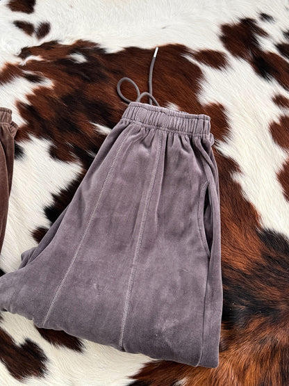 Wide velvet pants for women with elastic waist and practical side pockets Chic and Style