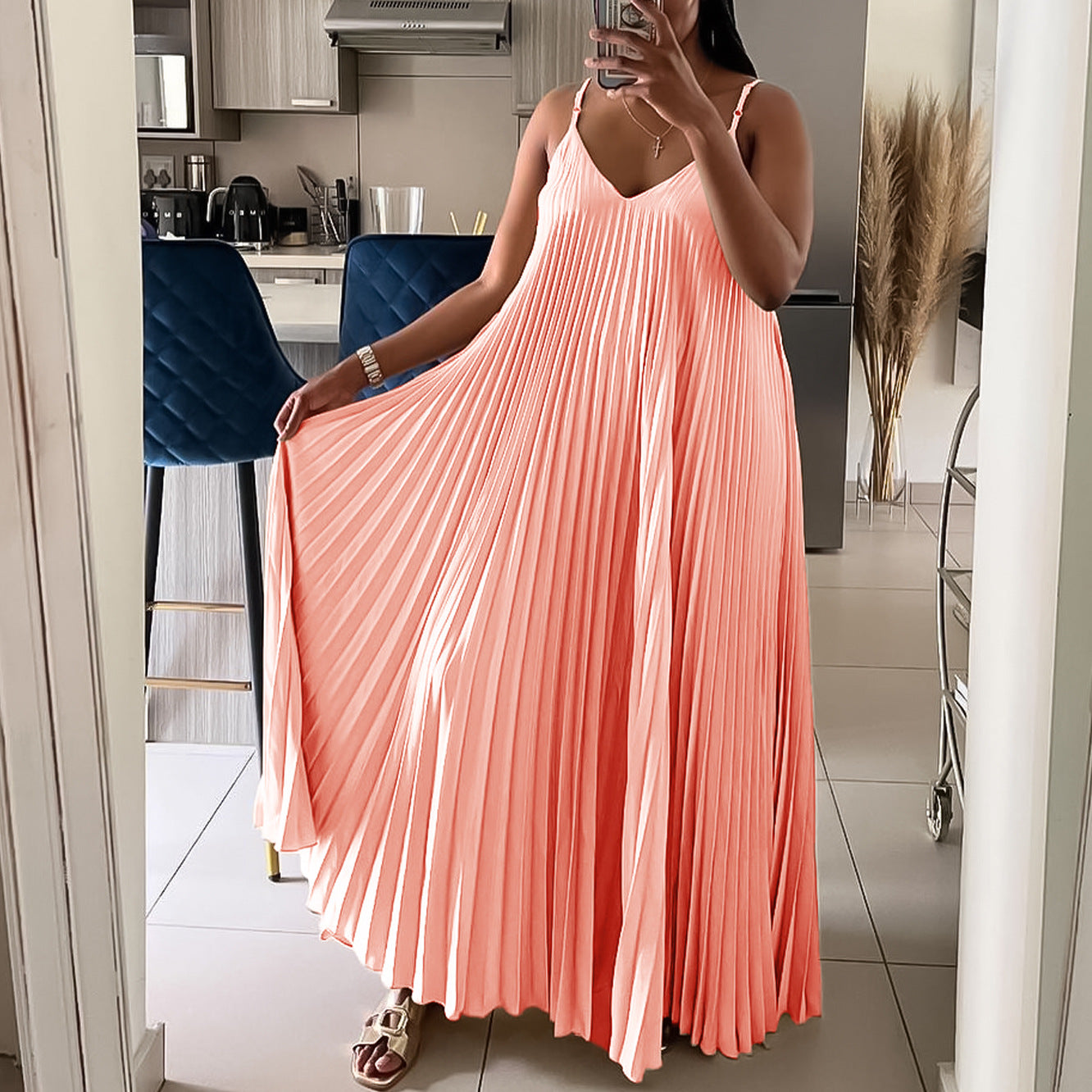 Robe maxi femme avec design plissé et bretelles spaghetti Chic und Stil