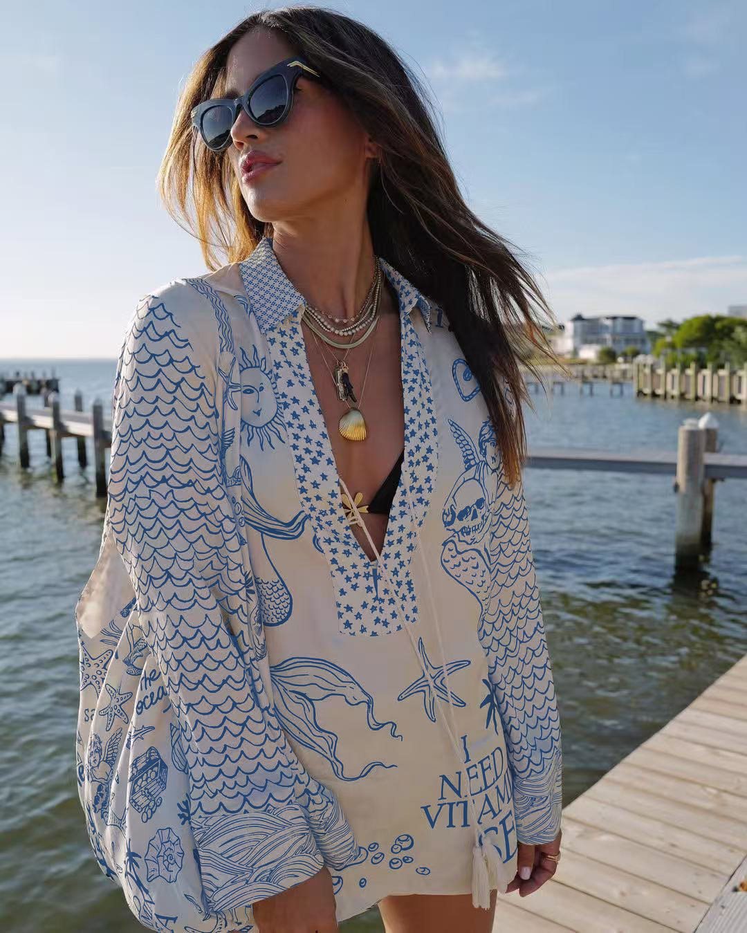 Chemisier de plage décontracté pour femmes avec un imprimé maritime artistique et un élégant décolleté en V Chic und Stil