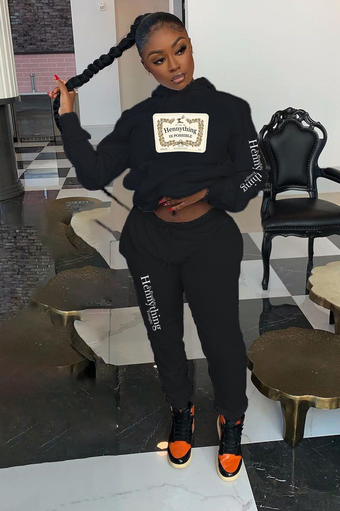 Women's hoodie and jogging pants set with creative statement print Chic und Stil