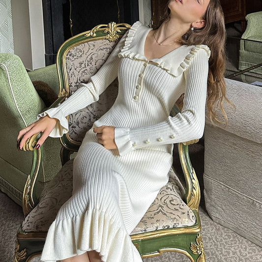 Robe en tricot raffinée pour femmes avec détails en volants et ornementation en boutons perlés Chic und Stil