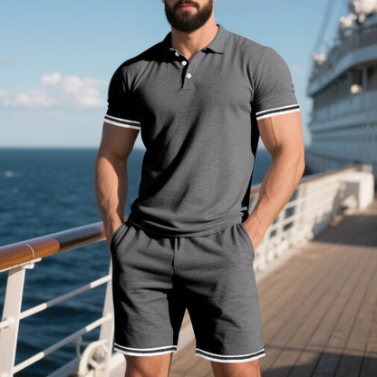 Pour hommes polo sportif à manches courtes avec bords de manche contrastants et shorts Chic und Stil