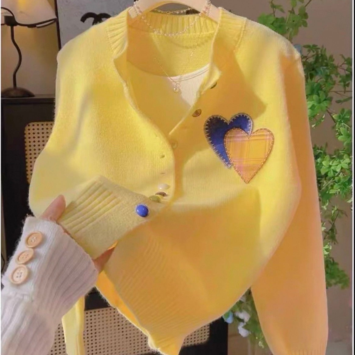 Cardigan pour femmes avec des appliqués en forme de cœur et des détails de boutons colorés Chic und Stil